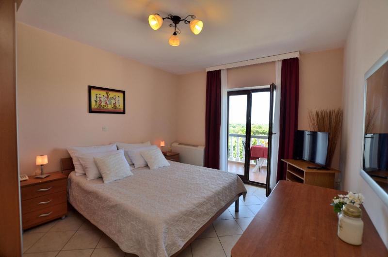 Double Room with Balcony image 4
