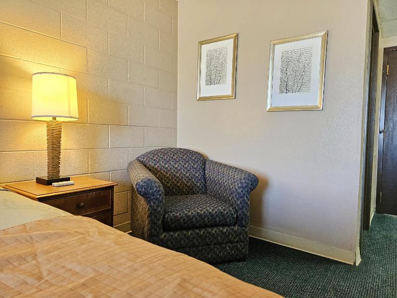 Standard King Room image 3