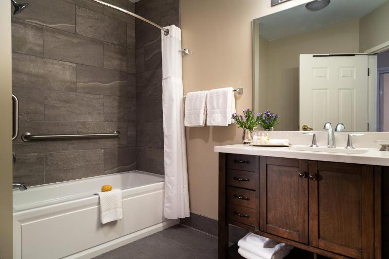 King Room with Spa Bath image 2