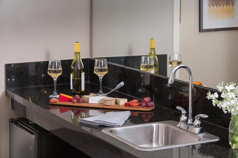 Standard Suite image 4
