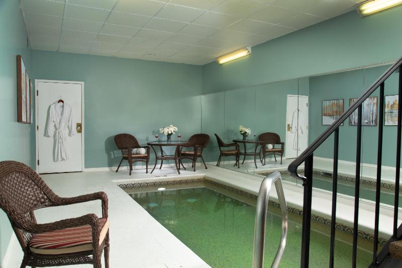 Suite with Private Pool image 4