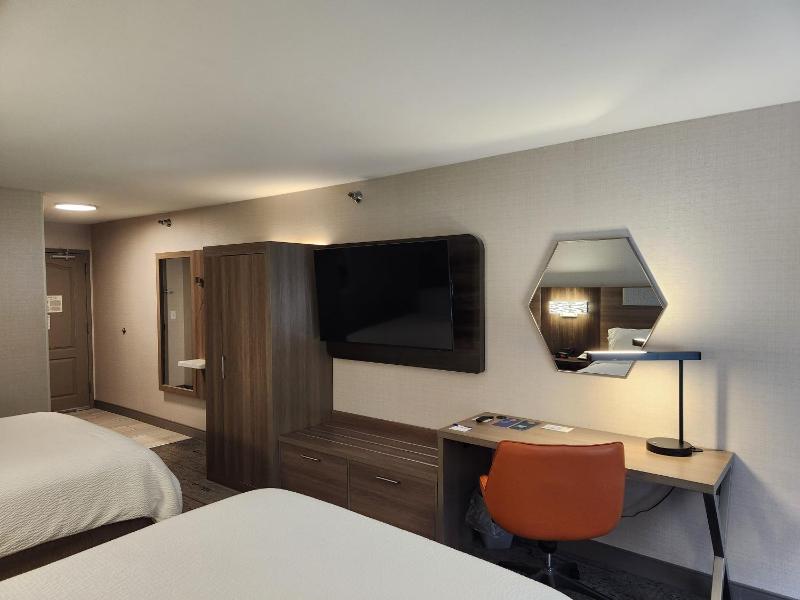 Standard Queen Room with Two Queen Beds image 2