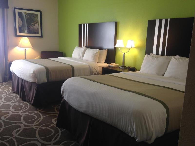 Queen Room with Two Queen Beds - Smoking image 3
