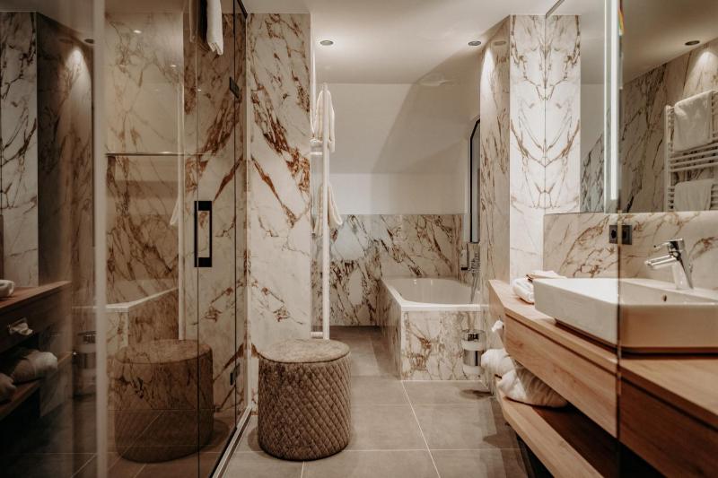 Deluxe Double Room with Balcony image 4