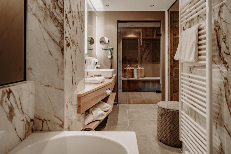 Deluxe Double Room with Balcony image 2