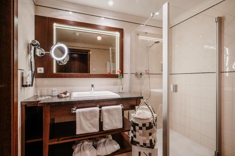 Classic Double Room with Balcony image 2