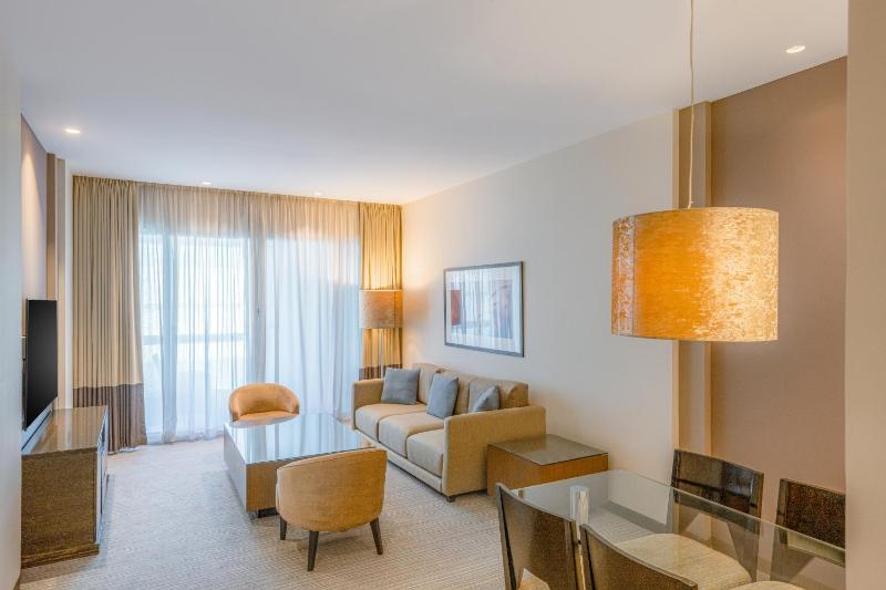 One-Bedroom King Suite with Kitchenette and Balcony, 15% Off on F&B image 4