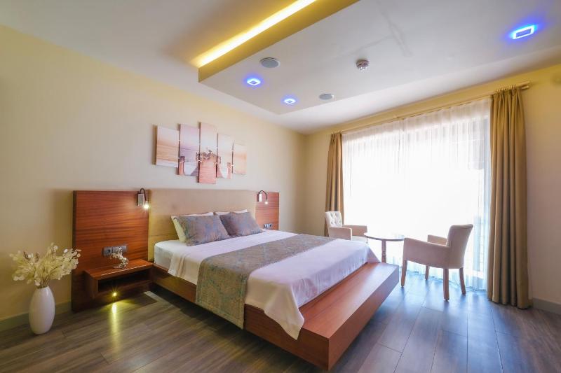 Deluxe Double Room with Extra Bed image 4