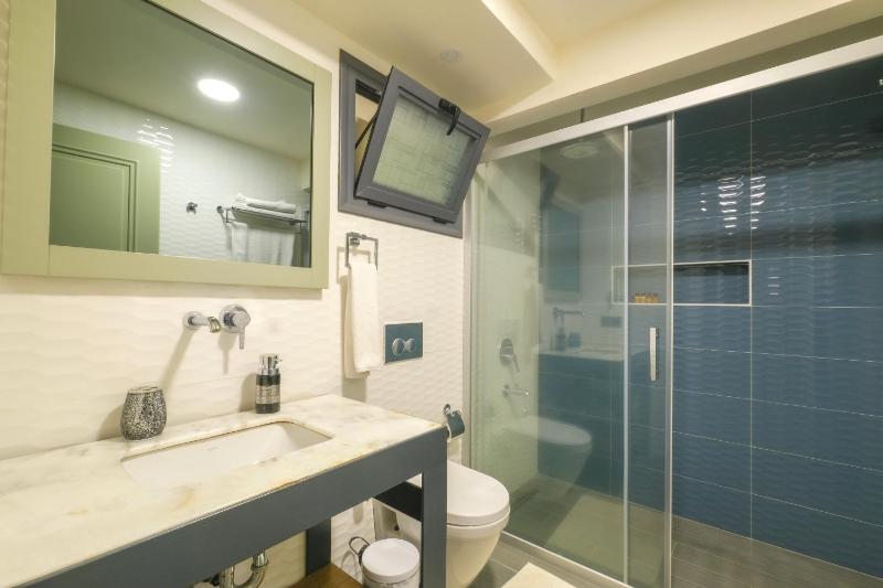 Deluxe Double Room with Extra Bed image 3