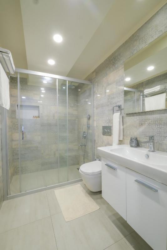 Deluxe Double Room with Extra Bed image 2