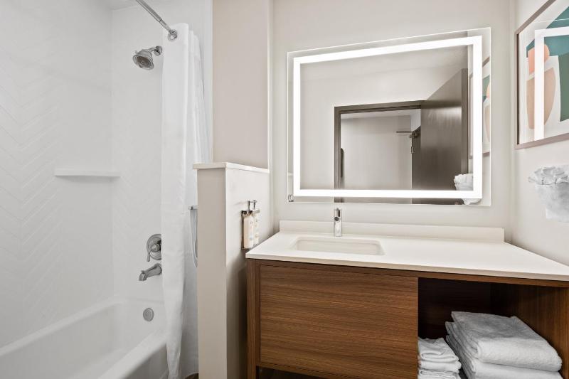 Standard Room with Two Queen Beds image 2