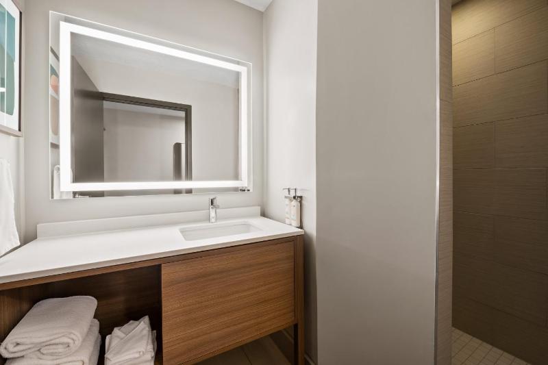 Standard King Room image 3