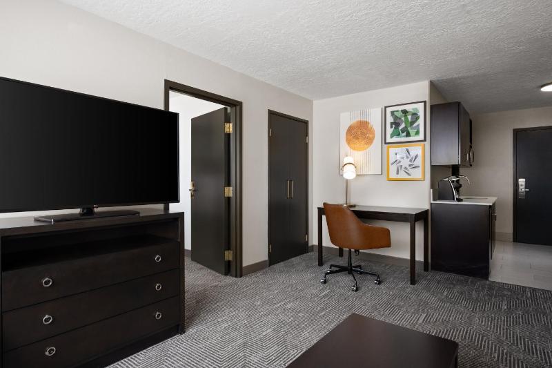 One-Bedroom Suite image 3