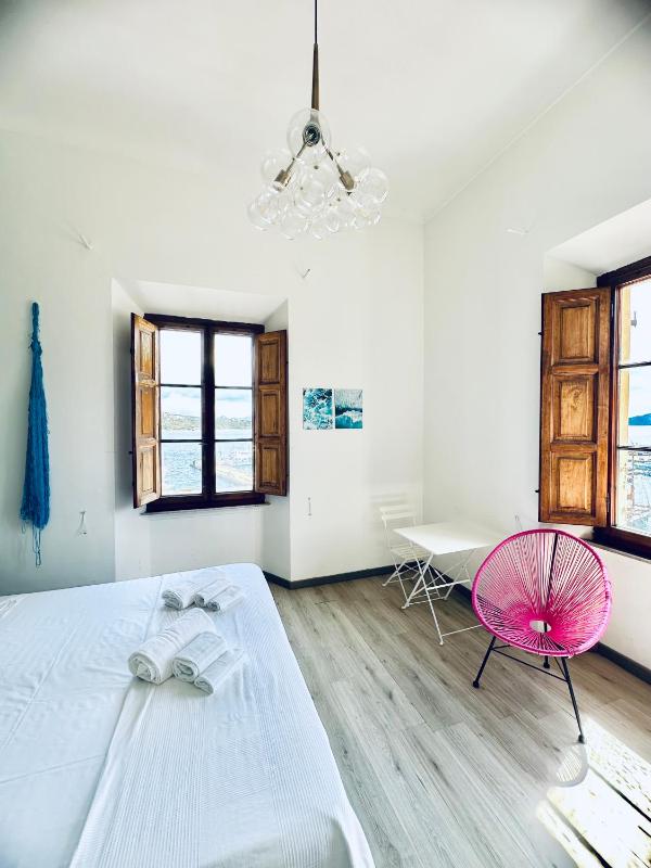 Double Room with Private External Bathroom and Sea View image 3