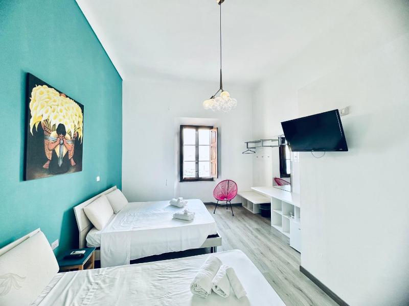 Double Room with Private External Bathroom and Sea View image 4