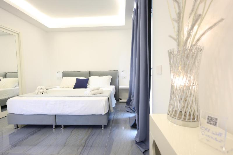 Deluxe Double Room with Sea View image 3