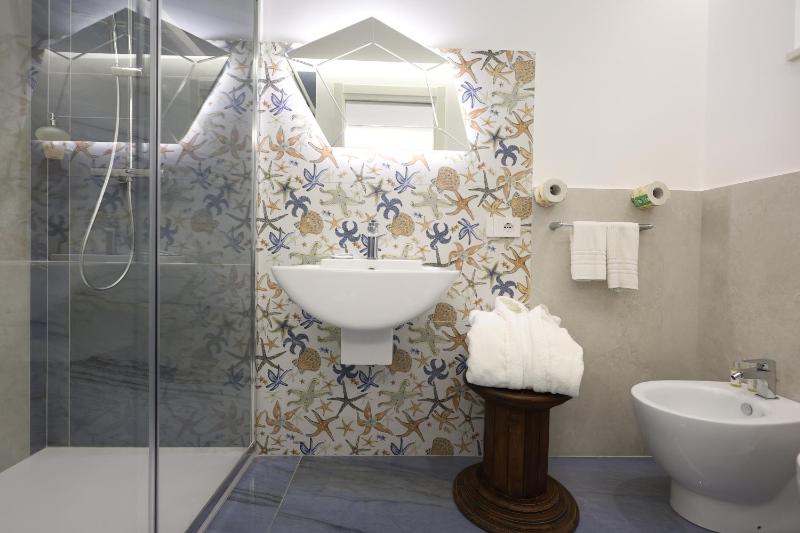 Deluxe Double Room with Sea View image 2