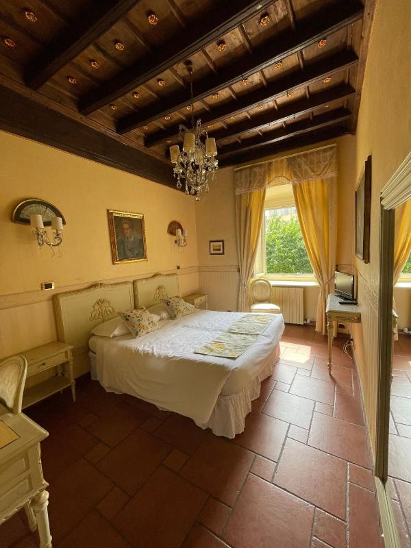 Standard Double Room image 3