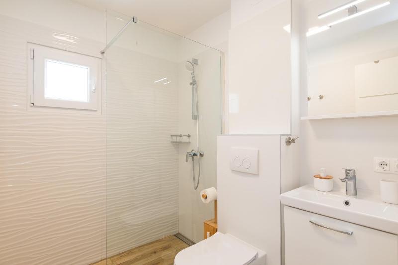 Apt DION with garden and terrace just 200m from the beach - image 11