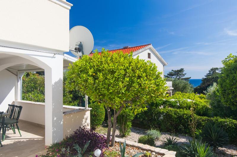 Apt DION with garden and terrace just 200m from the beach - image 17