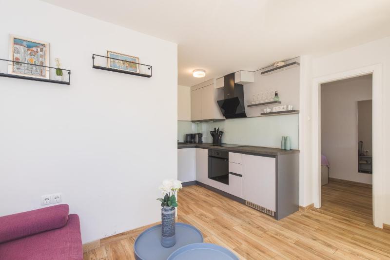 Apt DION with garden and terrace just 200m from the beach - image 9