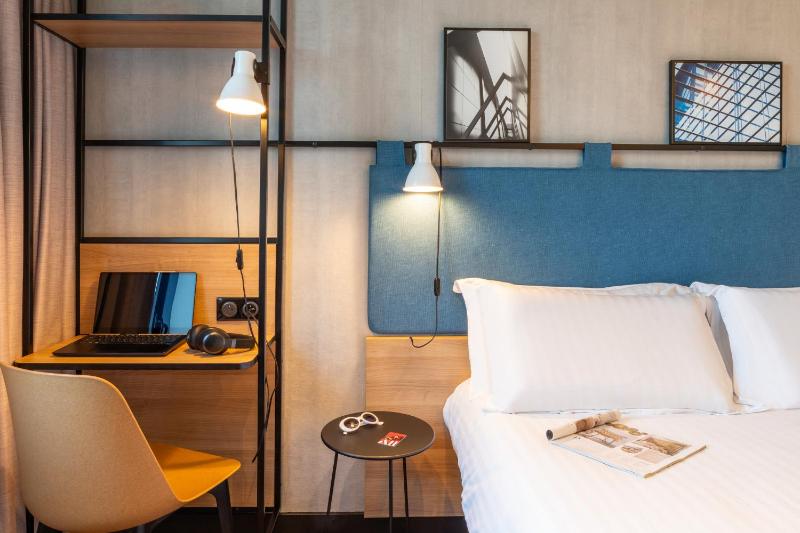 Standard Double Room image 3