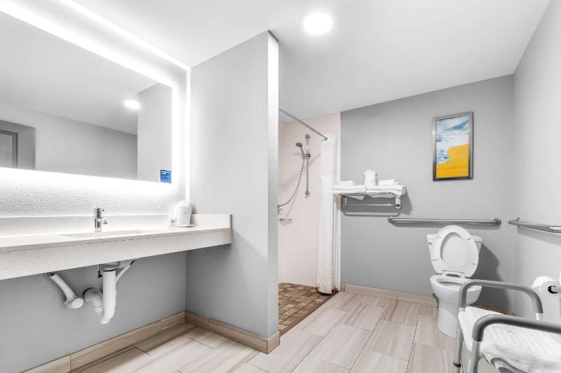 King Suite with City View - Accessible/Non-Smoking image 2