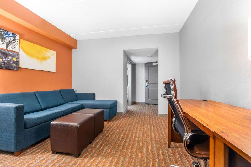 King Suite - Non-Smoking image 4