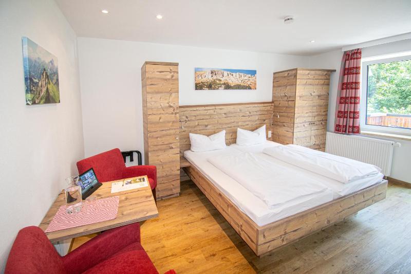 Superior Double Room with Balcony image 4