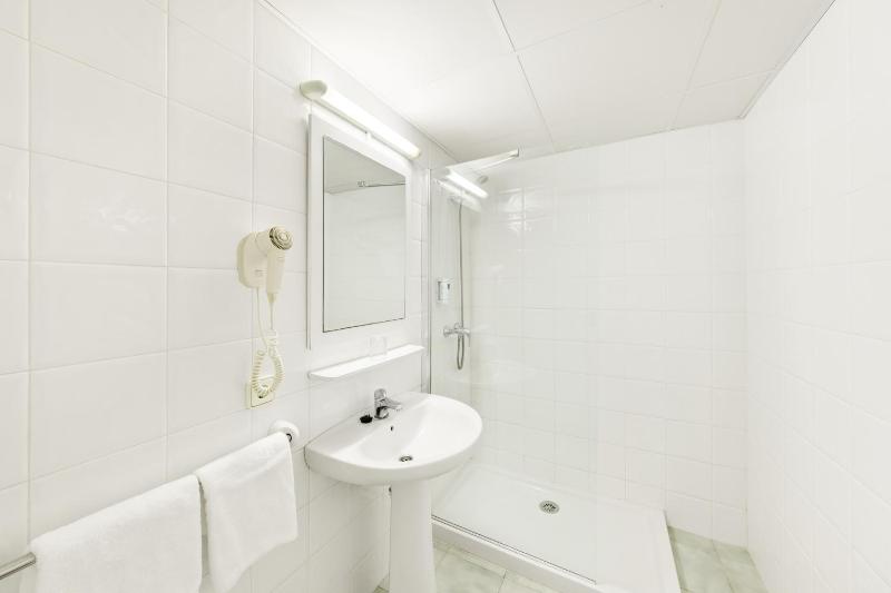 One-Bedroom Apartment with Sea View image 2