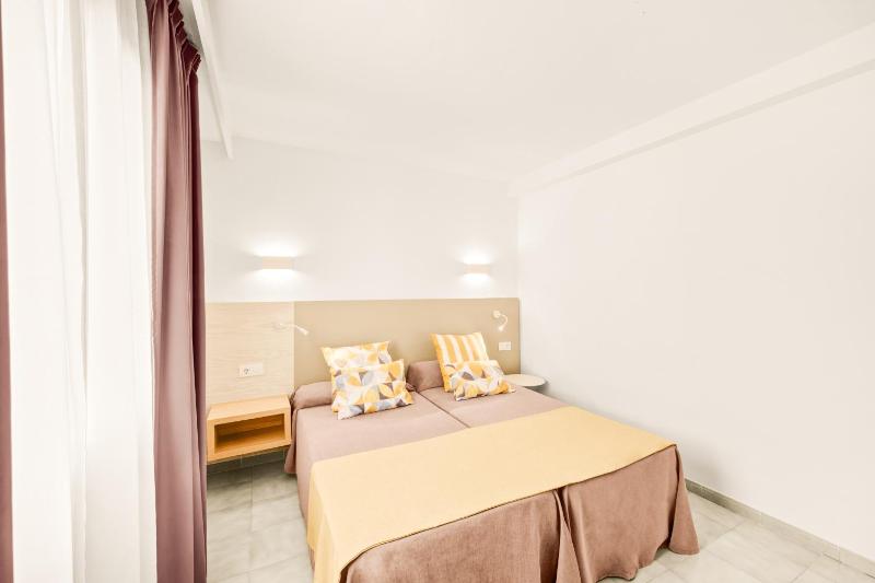 One-Bedroom Apartment with Sea View image 3
