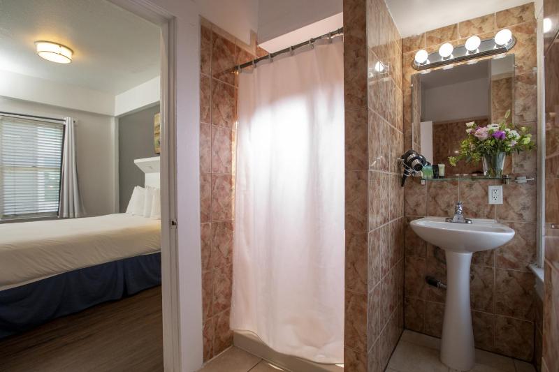 Standard Queen Room image 4