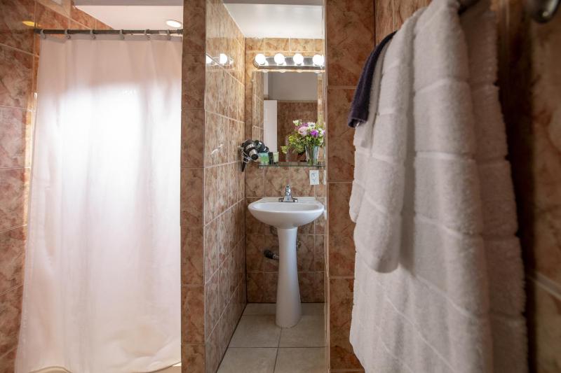 Standard Queen Room image 3