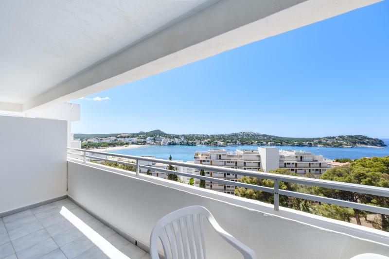 Three-Bedroom Apartment with Sea View image 1
