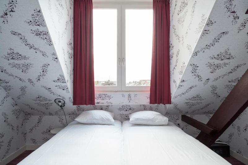 Basic Double Room with Street View image 3