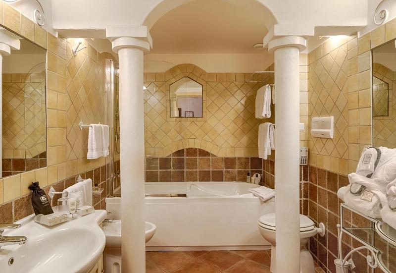 Deluxe Double or Twin Room with Sea View image 2
