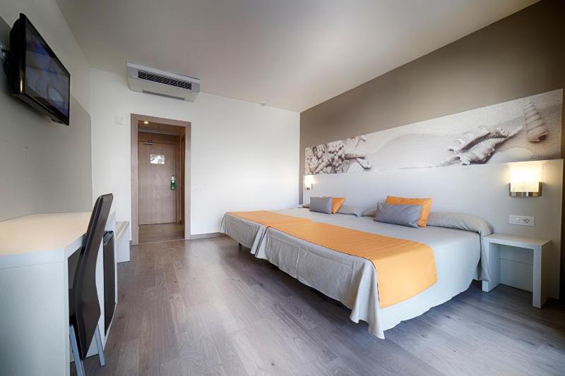 Quadruple Room (2 Adults + 2 Children) image 2