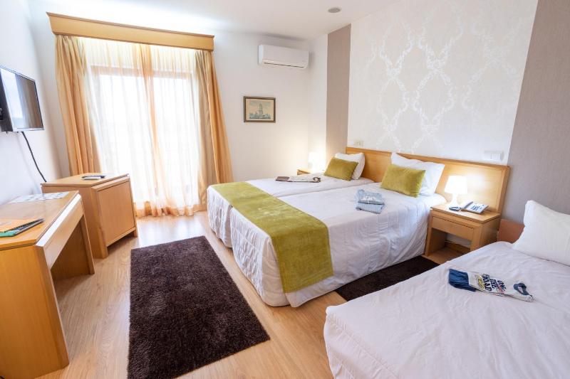Twin Room with Extra Bed image 4