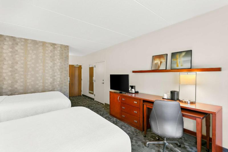 Queen Room with Two Queen Beds - Hearing Accessible image 4