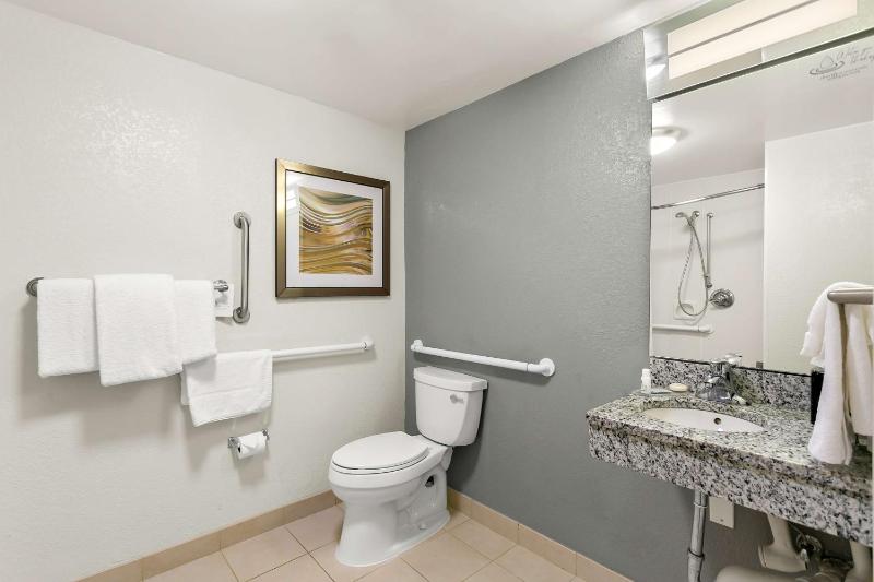 Queen Room with Two Queen Beds - Hearing Accessible image 2