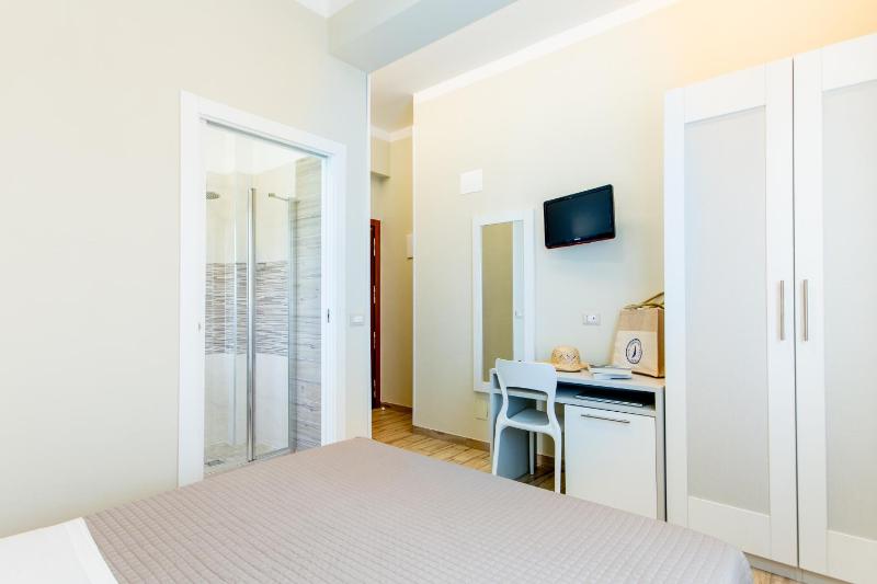 Small Double Room image 4