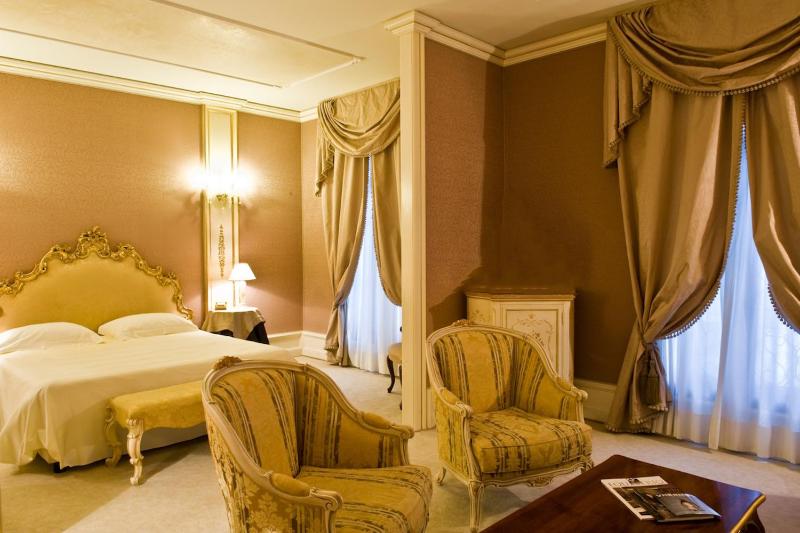 Deluxe Suite with Side Grand Canal View image 3