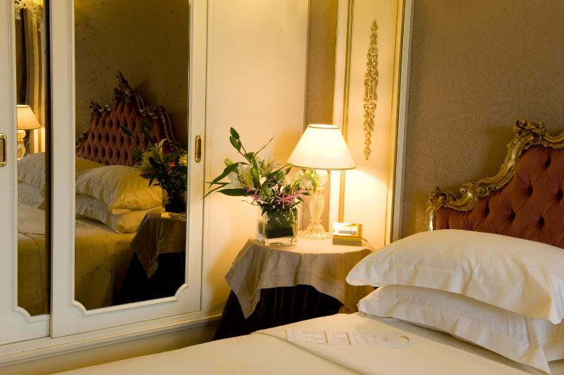 Deluxe Double Room image 3