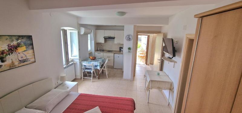 One-Bedroom Apartment image 3