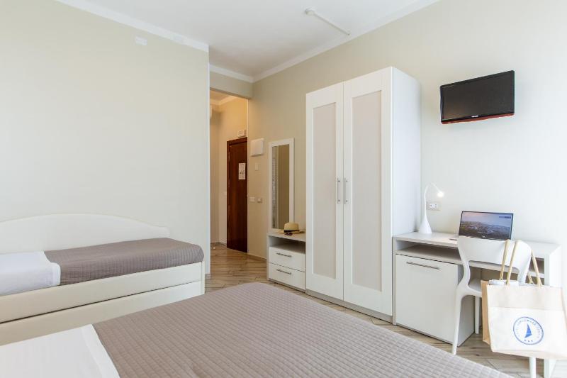 Premium Room with Lateral Sea View image 3