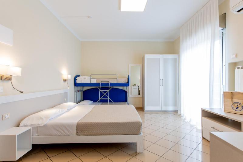Premium Room with Lateral Sea View image 4