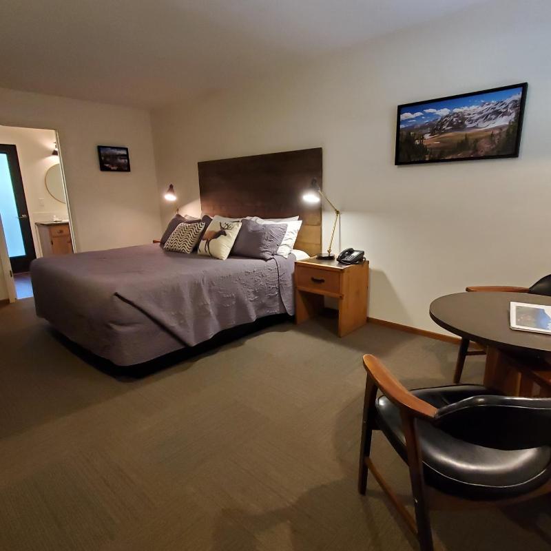 King Suite with Spa Bath image 4