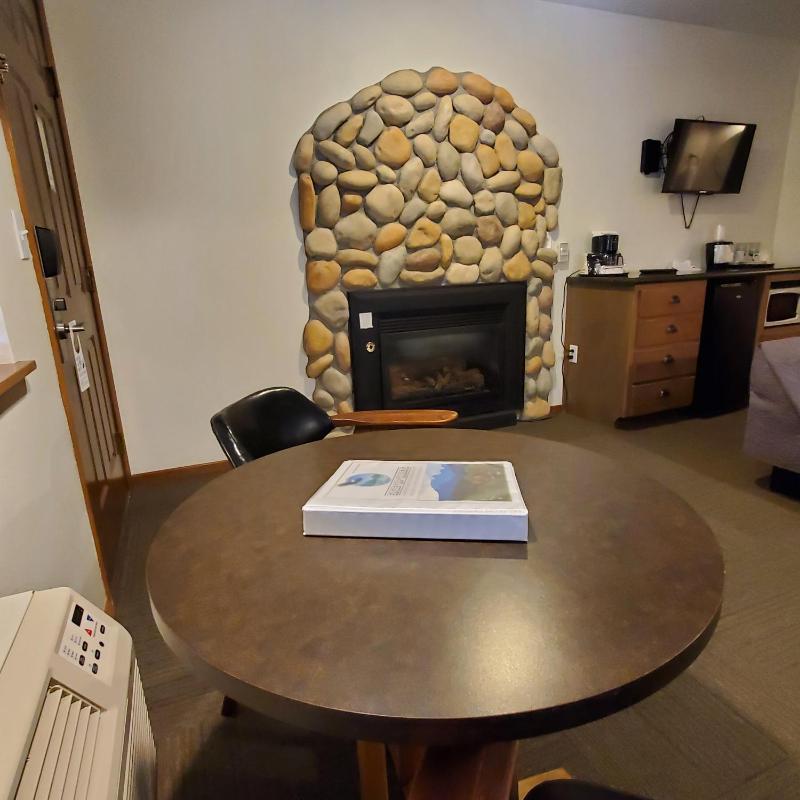 King Suite with Spa Bath image 3