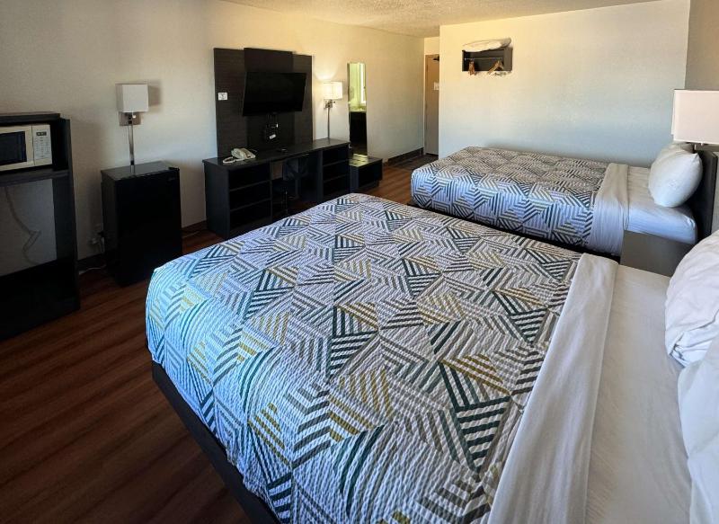 Quadruple Room - Disability Access - Non-Smoking image 3