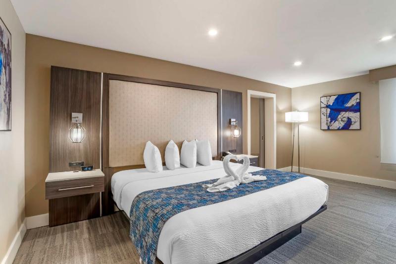 King Suite with Sofa Bed image 3